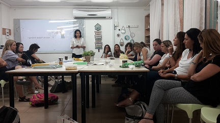 גלית זמלר מכשירה מורים בנושא חינוך ליזמות